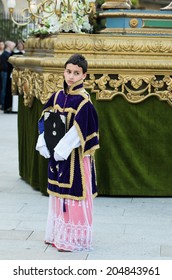 Pontevedra, SPAIN - APRIL 17, 2014: A Boy Dressed Acolyte Wait  To March In The Procession Of Holy Week.