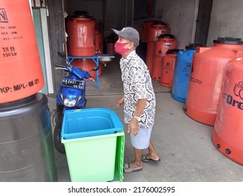 Pontianak 2021 October 05, Old Man Looking For Plastic Bathtub On Water Tanks Shop