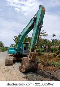 Pontianak West Kalimantan October 2022, Excavator Used To Complete The Highway Construction Project In The City Of West Pontianak