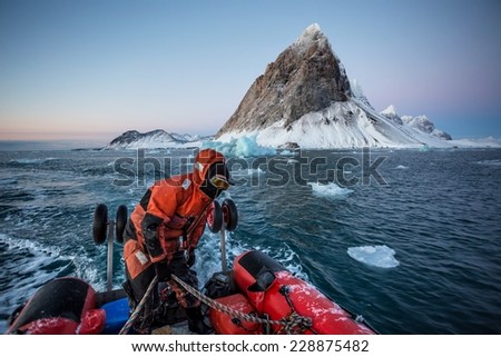 Pontoon cruise in the Arctic fjord - between glaciers, icebergs and mountains
