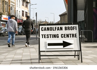 Pontypridd, Wales - April 2021: Bilingual Sign Showing The Way To A Coronavisus Testing Centre In Pontypridd Town Centre