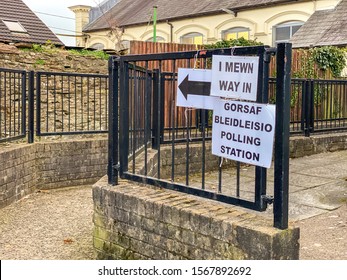 PONTYPRIDD, WALES - NOVEMBER 2019: Signs Showing The Way In To A Polling Station Near Pontypridd In South Wales. The Signs Are Billingual With Welsh And English Languages.