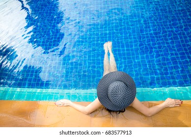 En la playa de la piscina, el estilo de vida de las mujeres relajándose cerca de las piscinas de lujo, baño de sol en casa, día de verano en el complejo del hotel.  Concepto de verano.