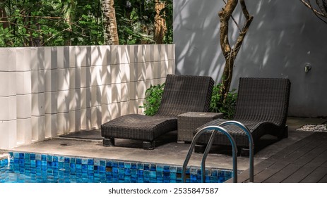 Una piscina con una
