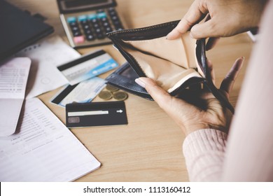 arme asiatische Frau Hand öffnen leere Geldbörse nach Geld suchen, das Problem bankrott nach Kreditkartenzahltag