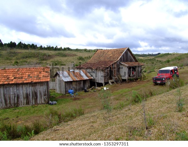 Poor house and the Land\
Rover