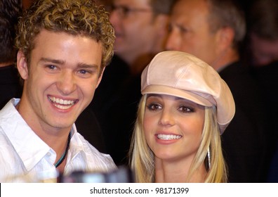 Pop star BRITNEY SPEARS & boyfriend *Nsync star JUSTIN TIMBERLAKE at the world premiere, in Hollywood, of her new movie Crossroads. 11FEB2002.   Paul Smith/Featureflash