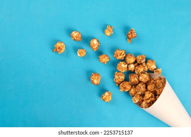 Popcorn caramel on blue background. top view Stockfotó
