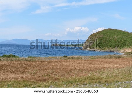 Popov Island is an island in the Empress Eugenia archipelago in the Peter the Great Bay of the Sea of Japan, 20 km south of Vladivostok and 0.5 km southwest of the island. Russian, from which it is se Foto stock © 