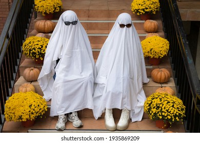 Popular among young people and teenagers, the trendy entertainment is to dress in white bedspreads or sheets symbolically depicting ghosts. Ghost Challenge