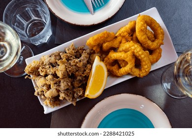 Un apetito popular de la cocina española es el calamar a la romana y los calamares andaluces servidos con un trozo de limón