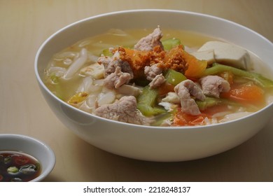 Popular Malaysia Hawker Food - Bitter Gourd Soup With Rice Noodles, Tomatoes, Tofu And Minced Meats