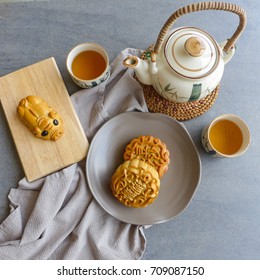 The popular mid-autumn festival is celebrated by Chinese all over the world / Mooncake Festival / Usually after reunion dinner,mooncake are served with hot Chinese tea and children playing lanterns