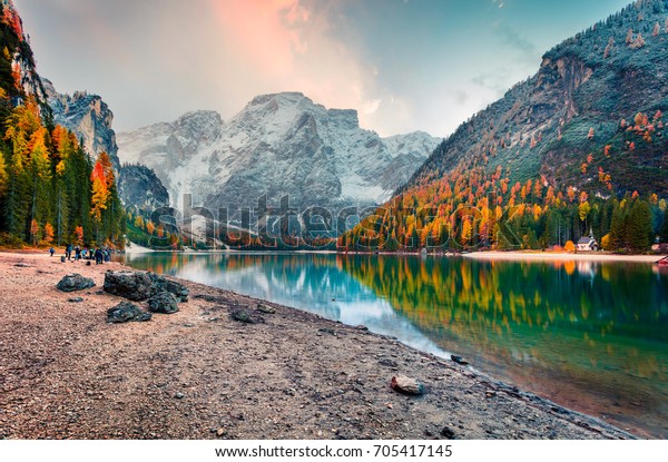 ブレイズ湖の人気フォトグラファー イタリア アルプスのカラフルな秋の風景 Naturpark Fanes Sennes Prags Dolomite イタリア ヨーロッパ 自然のコンセプト背景に美しさ の写真素材 今すぐ編集
