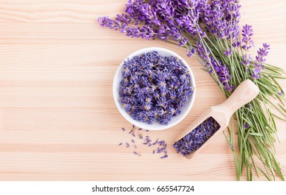 Porzellanschüssel mit getrockneten Lavendelblüten und Bouquet mit Lavendel