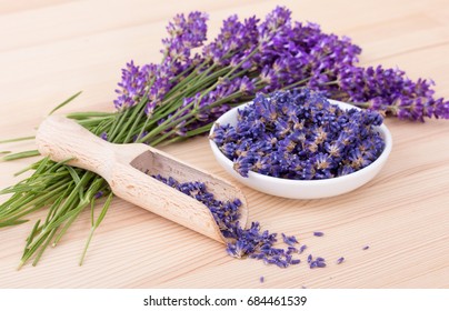 Porzellanschüssel mit getrockneten Lavendelblumen und Bouquet mit Lavendel