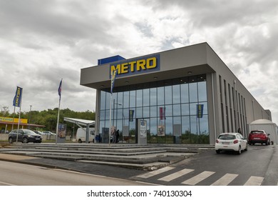 POREC, CROATIA - SEPTEMBER 12, 2017: People Visit Metro Cash And Carry Store. Metro Is A German Global Diversified Retail And Wholesale, Cash And Carry Group Based In Dusseldorf.