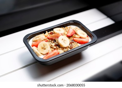 
Porridge with fruits and nuts. A healthy nutritious breakfast in a box.
Appetizing ready-to-go dish served in a disposable box. Culinary photography.