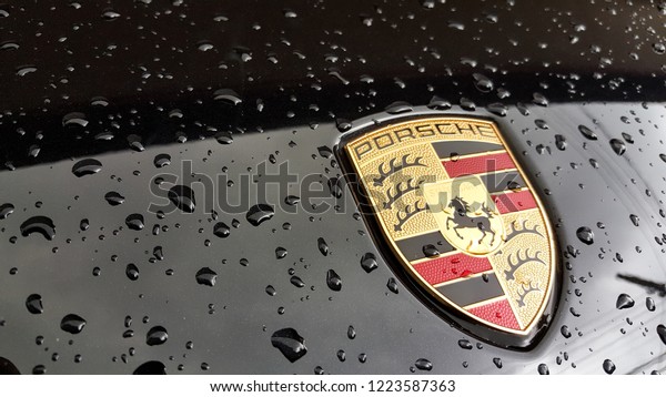 Porsche Logo On Black Car Rain Stockfoto Jetzt Bearbeiten