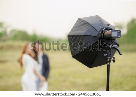 portable flash light setup with reflector modifier for portrait lighting outdoor beauty fashion photography 
