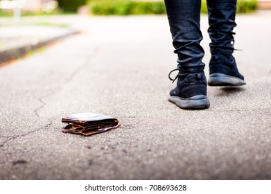 Portemonnee op straat terwijl iemand langsloopt 