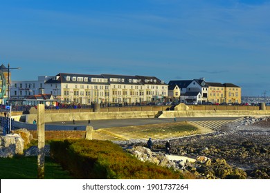 Porthcawl, Bridgend County Borough, Wales UK - 12.15.2020: The View Across Town Beach, Porthcawl At Low Tide In Winter.