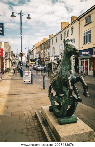 PORTHCAWL, UNITED\
KINGDOM - Jun 12, 2014: A vertical shot of the horse statue on John\
Street in Porthcawl, Wales,\
UK