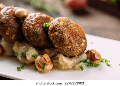 Porción de falafeles vegetarianos con champiñones y puré de patatas