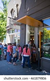 PORTLAND, OR - JULY 27, 2016: Salt And Straw Ice Cream Shop, A Very Busy Desset Location On NW 23rd In Portland Oregon.