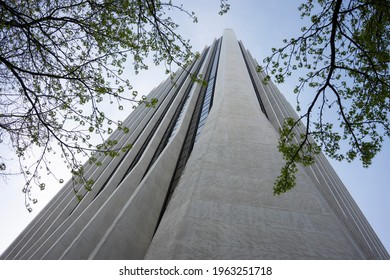 Portland, OR, USA - Apr 18, 2021: Architectural Details Of Wells Fargo Center, An Office Tower Designed By Charles Luckman And Associates. The Tower Was The Tallest In Oregon When Completed In 1972.