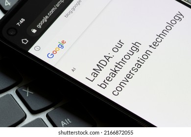 Portland, OR, EEUU - 12 de junio de 2022: Un artículo sobre LaMDA, publicado el 18 de mayo de 2021, se ve en el blog oficial de Google en un smartphone. Un ingeniero de Google afirma que la tecnología de IA LaMDA es sensible.