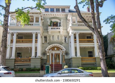 Portland, Oregon: October 13, 2019:  A Residential Neighborhood In The City Of Portland, Oregon.  The Population Of Portland Is 647,805.