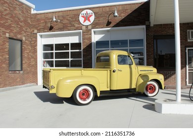 Portland, Tennessee:  Classic Ford truck (town square) (November 28, 2021).
