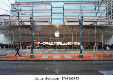 Portland USA - NOV/27/2018 : Apple Pioneer Place