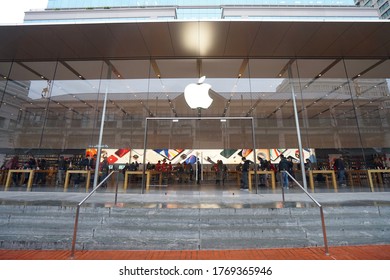 Portland USA - NOV/27/2018 : Apple Pioneer Place