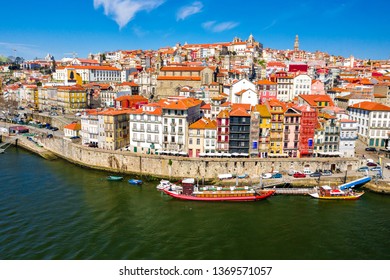 Porto Cityscape mit Dom Luis I Bridge über Douro Fluss und mittelalterliches Ribeira Viertel, Portugal. Als eines der ältesten europäischen Zentren wurde der historische Kern von der UNESCO zum Weltkulturerbe erklärt.