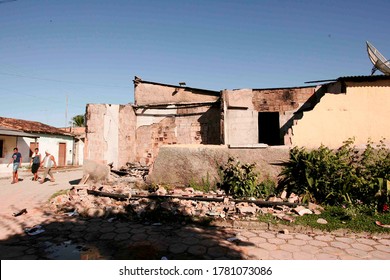 Porto Seguro, Bahia / Brazil - June 11, 2010: Ruins Of A House Indicted By A Drug Dealer In The Baianao Neighborhood In The City Of Porto Seguro, In Southern Bahia.

