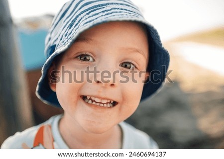 Similar – Foto Bild Eine niedliche kleine lächelnde Mädchen im Feld von Sonnenblumen. Kind in momy Hut. Kindheit Konzept. Sonniger Sommertag im Feld von Sonnenblumen. selektiver Fokus