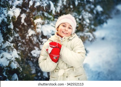 72,104 Cute little girl snow Images, Stock Photos & Vectors | Shutterstock