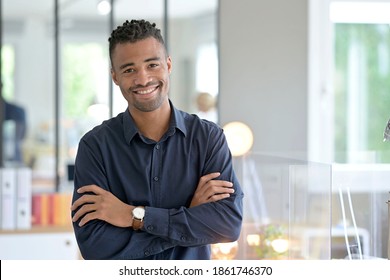 Portrait von afroamerikanischem Geschäftsmann im Büro der Mitarbeitenden