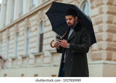 297,864 People with umbrella Images, Stock Photos & Vectors | Shutterstock