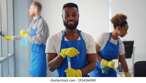 2,285 Black woman cleaning window Images, Stock Photos & Vectors ...