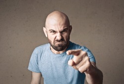 Retrato De Un Hombre Enojado Mientras Señala Con El Dedo En La Cámara