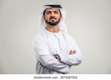 Portrait of arabic man with kandora in a studio - Handsome middle eastern adult male with traditional emirates dress