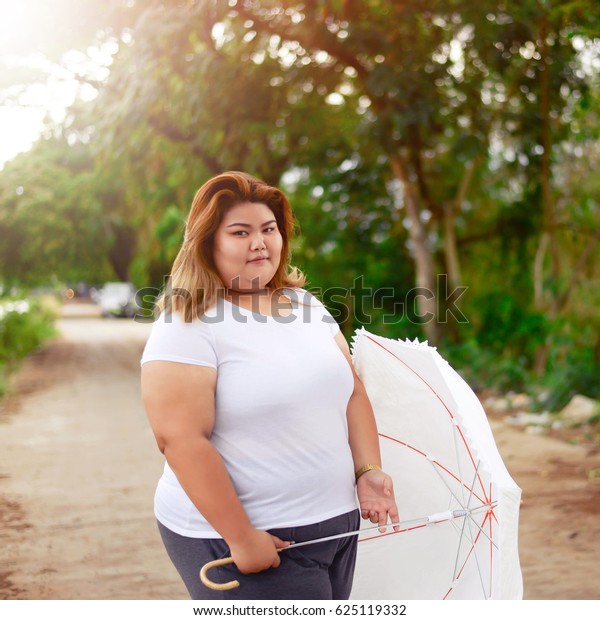 「portrait Asian Beautiful Fat Woman Umbrella」の写真素材（今すぐ編集） 625119332 1958