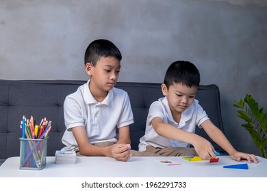 112 Two kids doing puzzle Images, Stock Photos & Vectors | Shutterstock