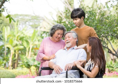 Porträt der asiatischen Familie entspannen im Park zusammen. Menschen Lifestyle-Konzept.