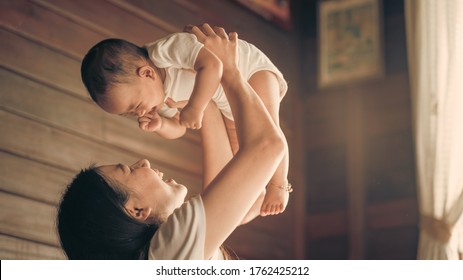Porträt asiatischer Mutter, die mit dem Neugeborenen spielt, Baby spricht mit Mutter. Gesundheitsfamilien lieben zusammen. Lebensstil asiatischer Mädchen. Muttertagskonzept
