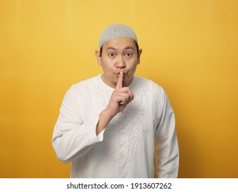 Gossip muslim Images, Stock Photos & Vectors | Shutterstock