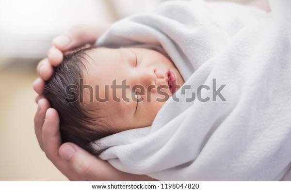 生まれたての赤ちゃんの指を持つアジアの親の手のポートレート 生まれたての赤ちゃんを持つ母の手の接写 家族向けの医療と医療の体育部門を お母様の日のコンセプトと共に提供 の写真素材 今すぐ編集